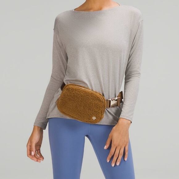 NWT Lululemon Everywhere Belt Bag Fleece Teddy Sherpa Furry Brown Gold Caramel - Picture 6 of 16